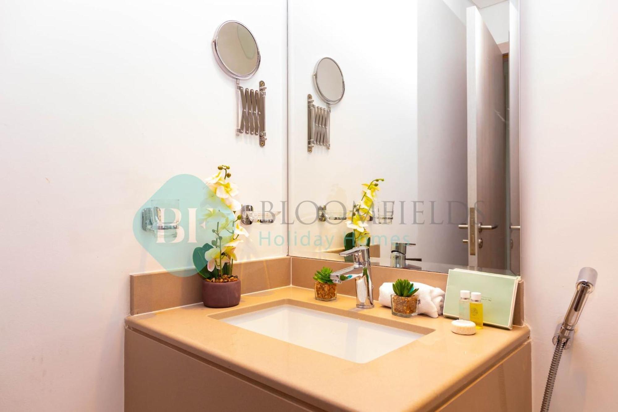 Bloomfields Stu Partial Canal View In Waters Edge Abu Dhabi Exterior photo