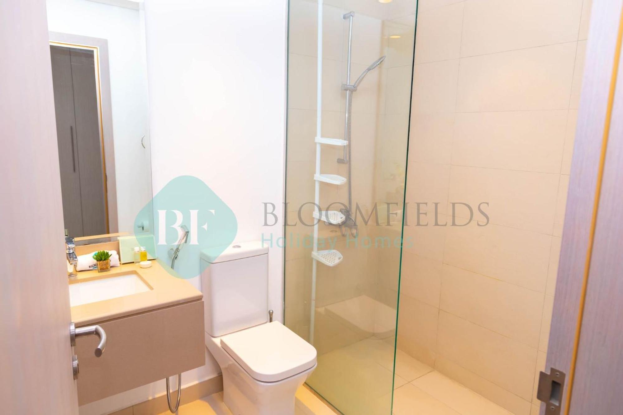 Bloomfields Stu Partial Canal View In Waters Edge Abu Dhabi Exterior photo