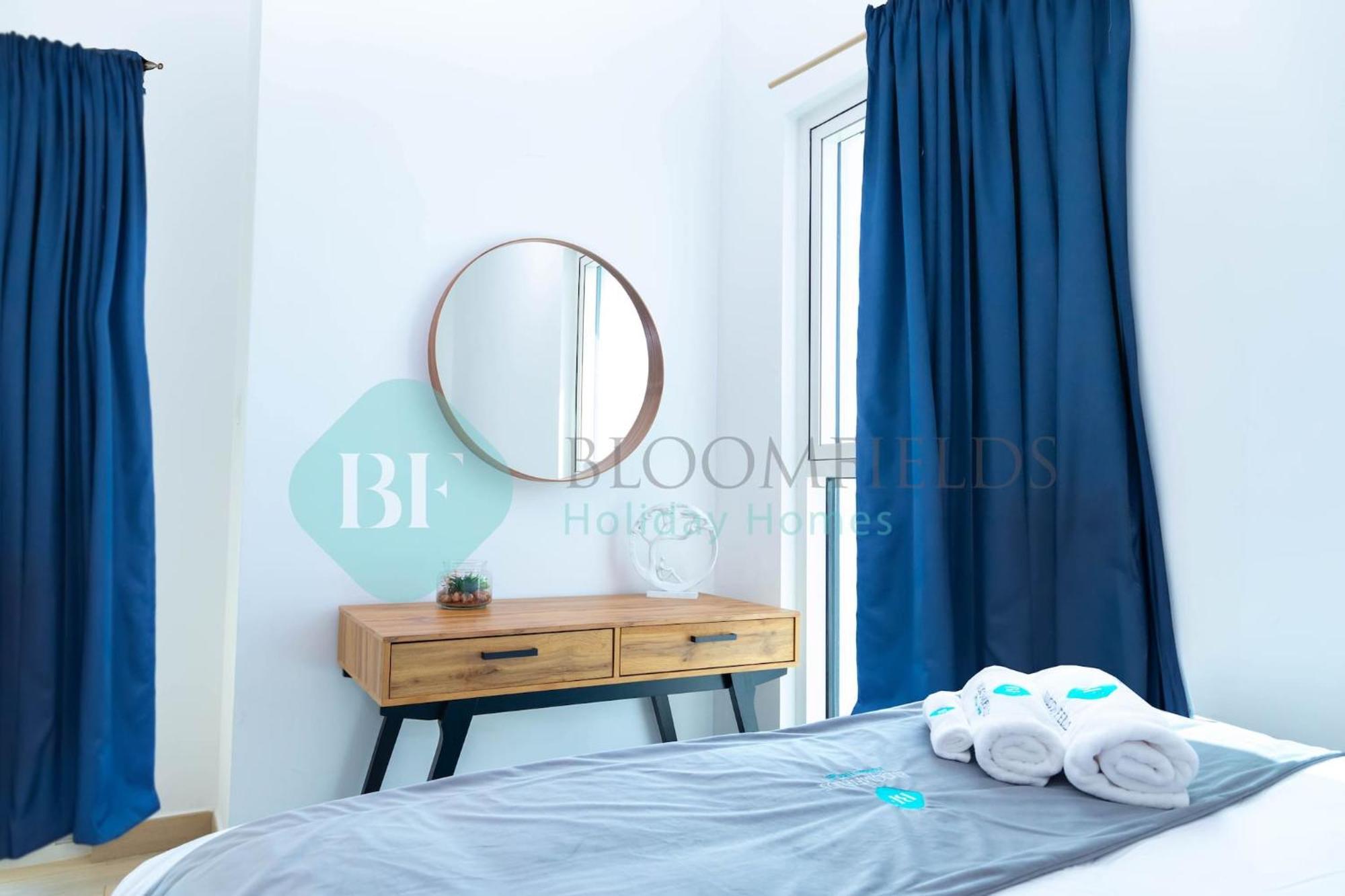 Bloomfields Stu Partial Canal View In Waters Edge Abu Dhabi Exterior photo
